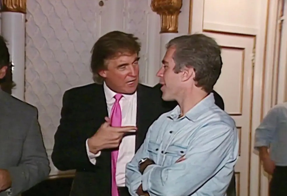 Trump e Epstein apareceram em Mar-a-Lago, na Flórida, durante uma reportagem da NBC em 1992 — Foto: Reprodução/Youtube