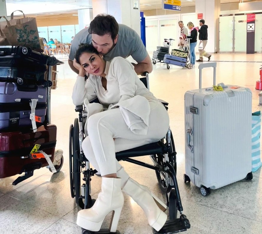 Maíra Cardi de cadeira de rodas com o noivo Thiago Nigro