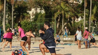 Treinamento funcional na Praia do Flamengo — Foto: Gabriel de Paiva / Agência O Globo