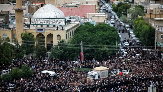 Dezenas de milhares de pessoas comparecem ao funeral do presidente iraniano, em Teerã