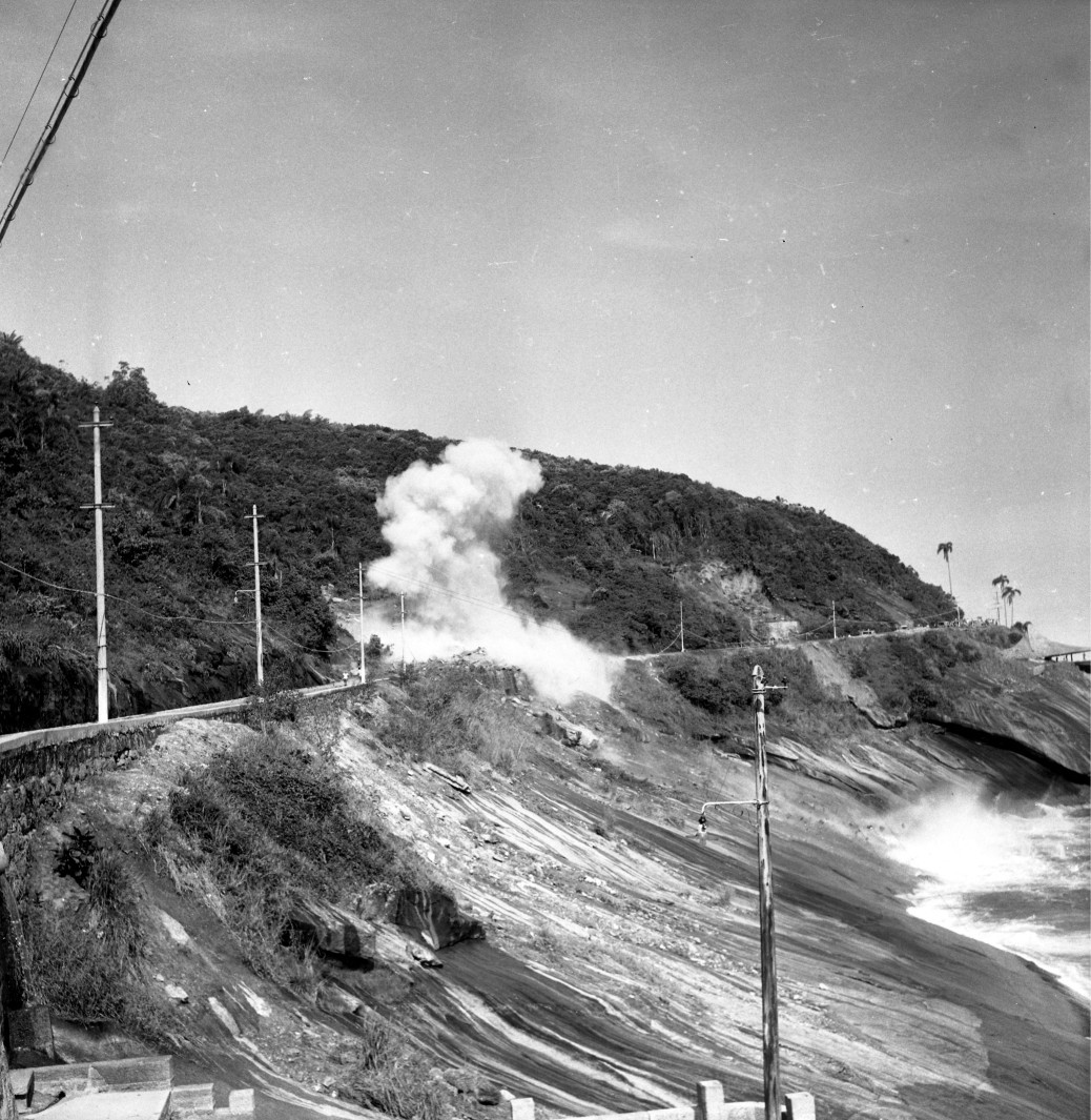 Perto da Gruta da Imprensa, trecho é dinamitado para afastar as pedras que obstruíam a passagme de veículos — Foto: Arquivo / Agência O Globo