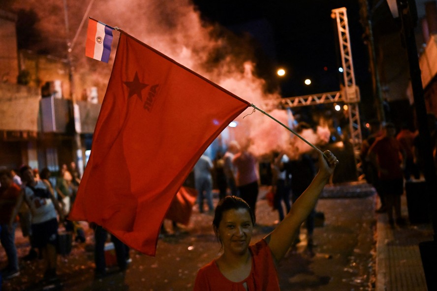 Apoiadores de Santiago Peña comemoram após eleição presidencial e geral em Assunção, no Paraguai