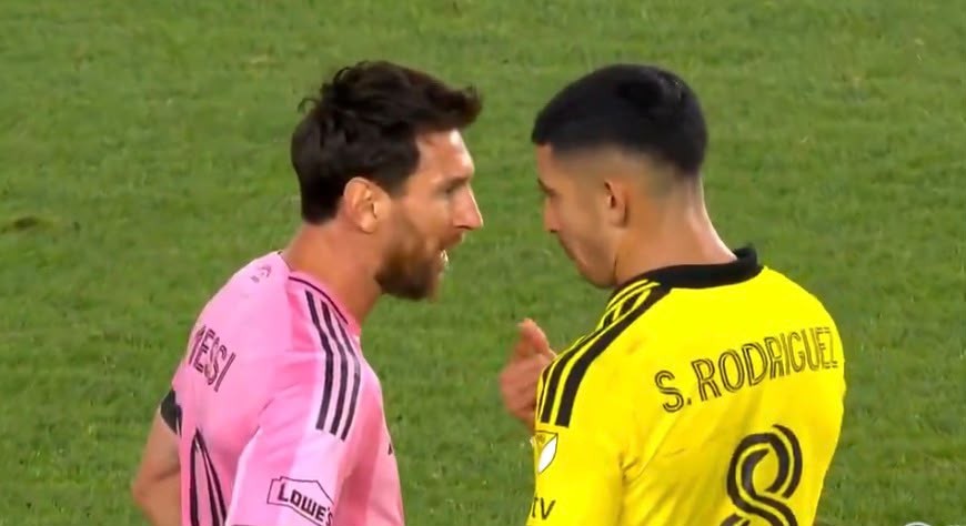 Messi e ex-Botafogo protagonizam discussão quente em partida da MLS