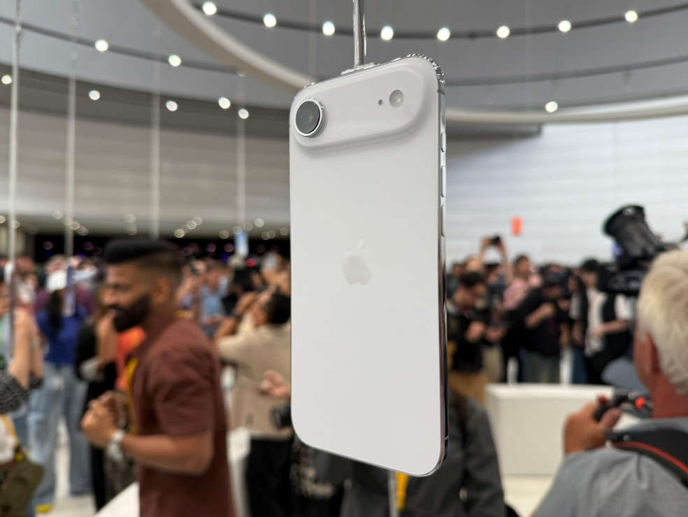The ultra-thin iPhone Air model features a rear camera with a new design — Photo: Bruno Rosa