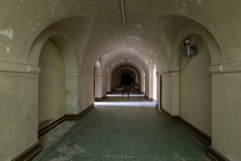 O corredor do porão que dava acesso às salas usadas por McIntire para seus seminários na escola religiosa. — Foto: La Nacion