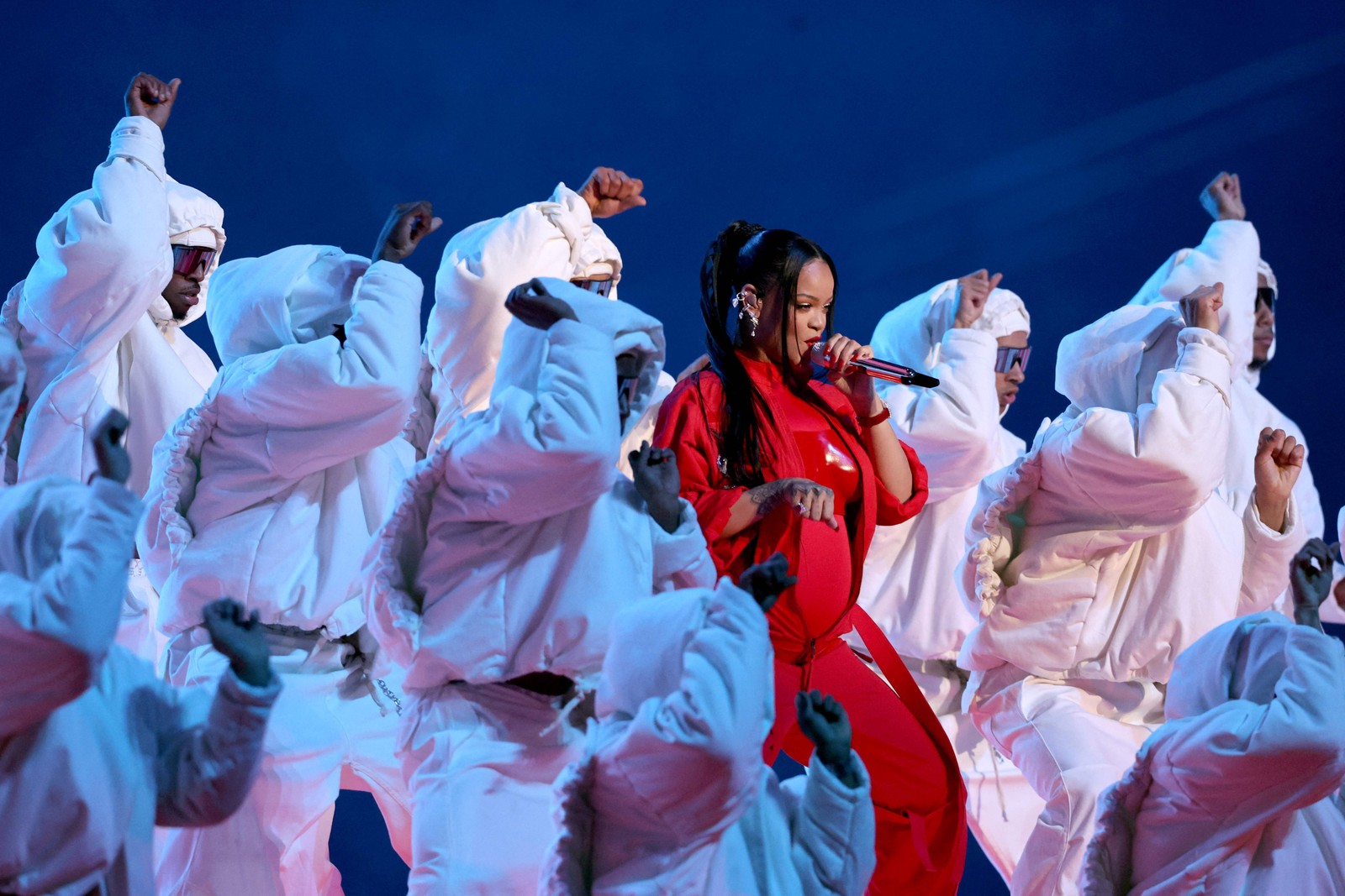 Rihanna em meio aos dançarinos durante apresentação no Super Bowl neste domingo (12/2) — Foto: Gregory Shamus / GETTY IMAGES NORTH AMERICA / Getty Images via AFP