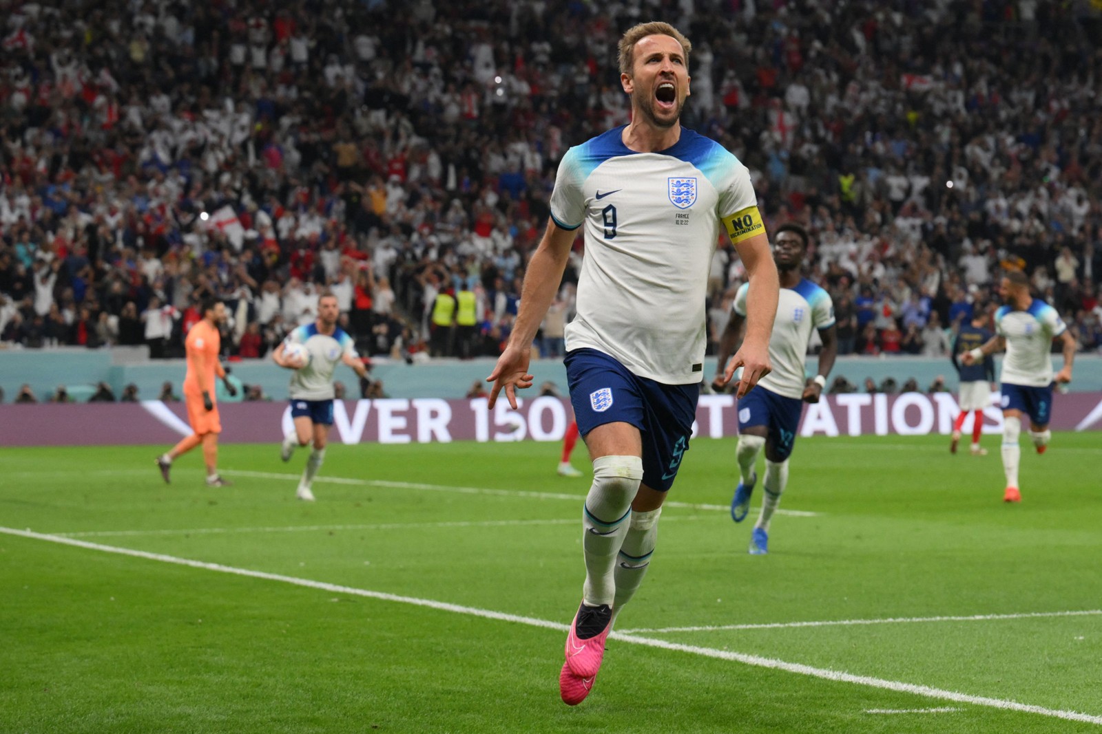 Harry Kane empata de pênalti para a Inglaterra — Foto: PAUL ELLIS/AFP