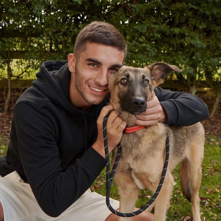 Herói da Espanha, Ferran Torres usa tempo livre para resgate de animais abandonados, conheça trabalho do atacante