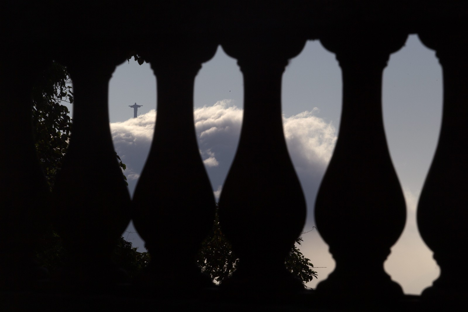 O Cristo visto ao longe, sobre as nuvens — Foto: Coimbra/Agência O Globo 