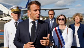 Macron chega a Nova Caledônia para tentar restaurar a calma após distúrbios