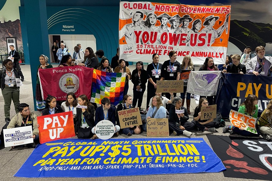 Protesto ambientalista demanda repasse anual de US$ 5 trilhões de países ricos para os pobres combaterem a crise do clima