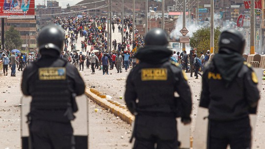 Confrontos entre policiais e manifestantes deixam ao menos 17 mortos no Peru