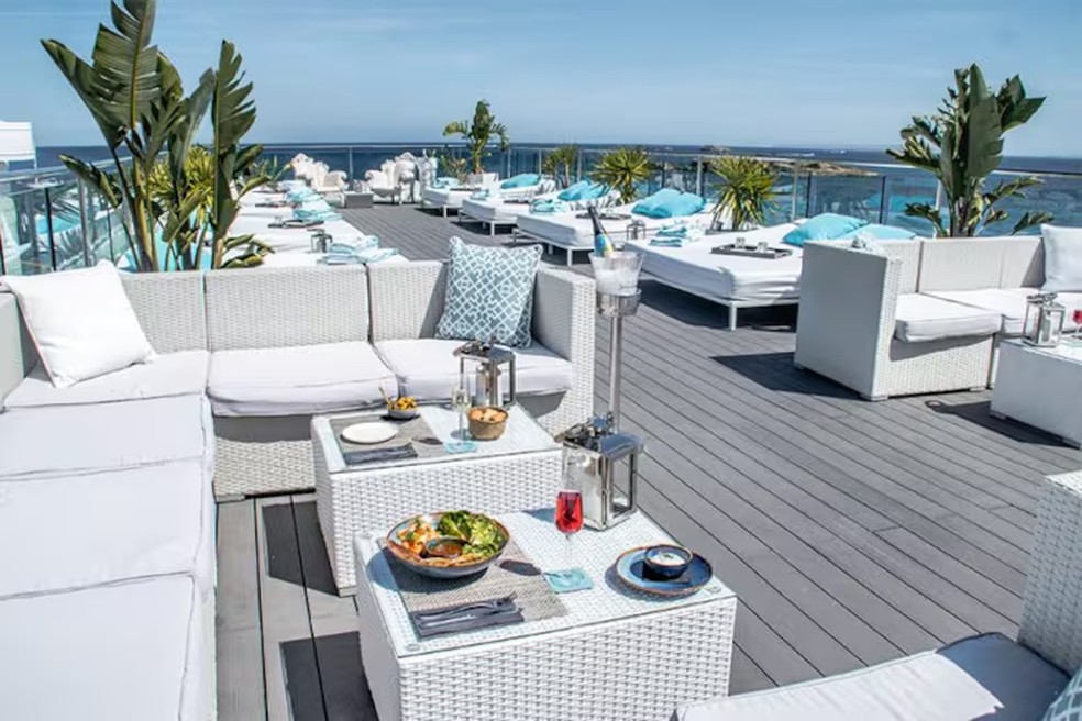 O MIM Ibiza oferece cozinha internacional em um terraço com vista para o Mediterrâneo — Foto: Reprodução