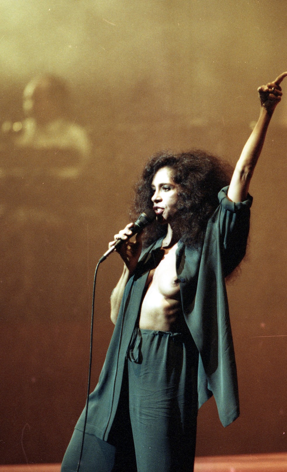 A cantora Gal Costa, em 1994, em show no Imperator (RJ) — Foto: Leonardo Aversa
