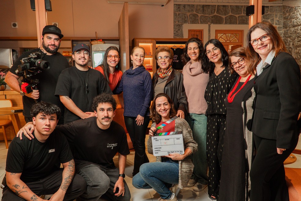 Dalal e Ana Botafogo com todos que trabalharam na gravação do episódio com a bailarina — Foto: Divulgação/Zacky Barreto