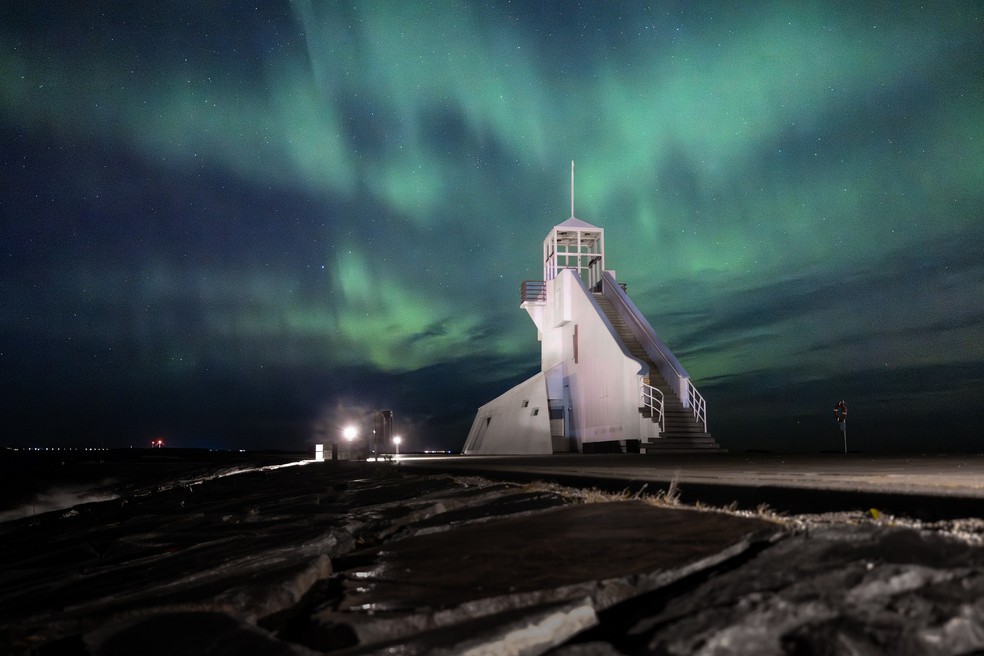 Aurora boreal vista ao redor do farol da cidade de Oulu, na Finlândia, uma das capitais europeias da cultura de 2026 — Foto: Divulgação/Visit Oulu