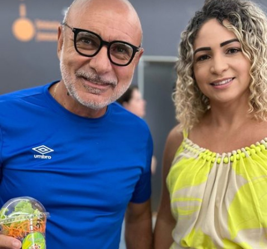 O PM reformado Fabrício Queiroz aparece nas redes da mulher para divulgar negócio de saladas