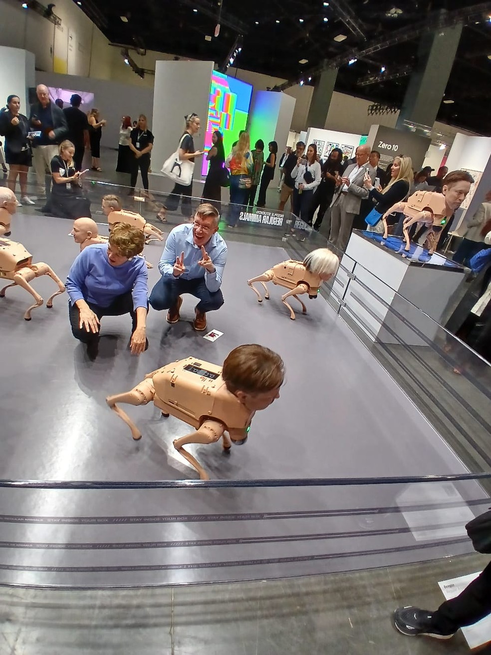 Facility "Regular animals"by Mike Winkelmann (center of image, with light blue shirt), one of the world's biggest names in digital art, better known as Beeple — Photo: Nelson Gobbi / O GLOBO