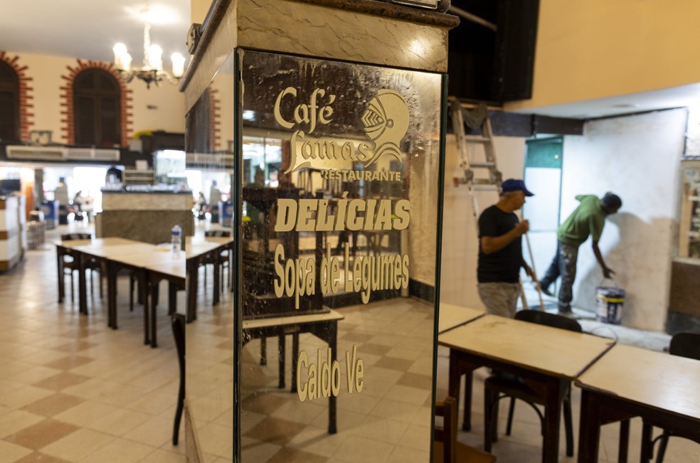 �ltimos ajustes. Reparos do restaurante Caf� Lamas ainda eram finalizados nesta segunda-feira - Foto: M�rcia Foletto/Ag�ncia O Globo