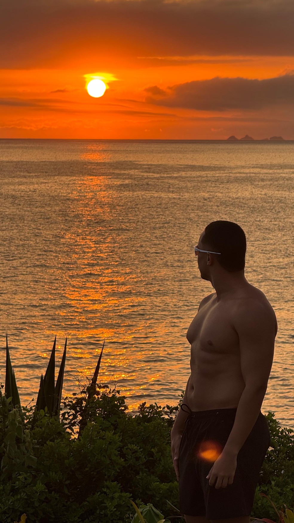O turista Samuel André curtiu o primeiro pôr do sol do ano no Mirante da Praia do Sossego — Foto: Acervo pessoal