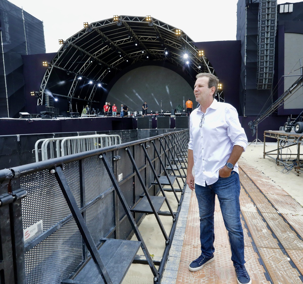 R&eacute;veillon 2024: A poucas horas do in&iacute;cio da festa, Prefeito do Rio visita palcos montados na praia de Copacabana