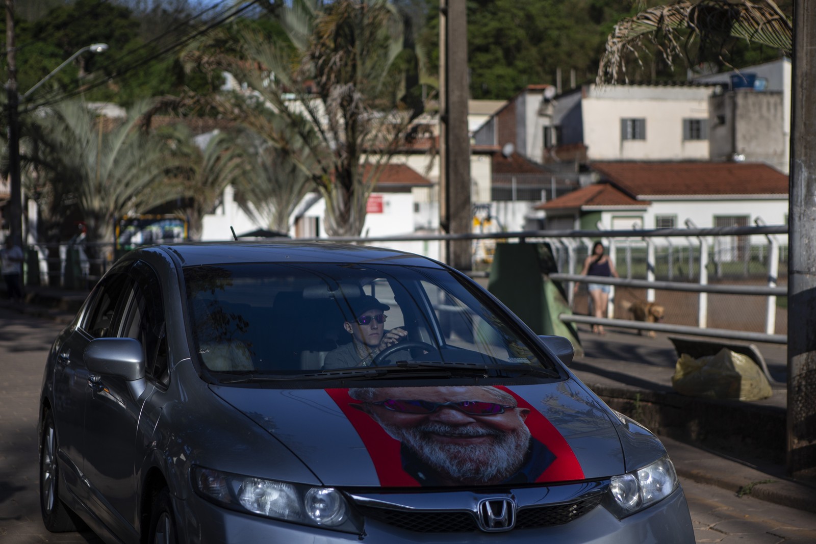 Eleitores de Lula começaram a fazer carreatas em Paraibuna após constatarem votação expressiva do petista no primeiro turno — Foto: Alexandre Cassiano/Agência O Globo