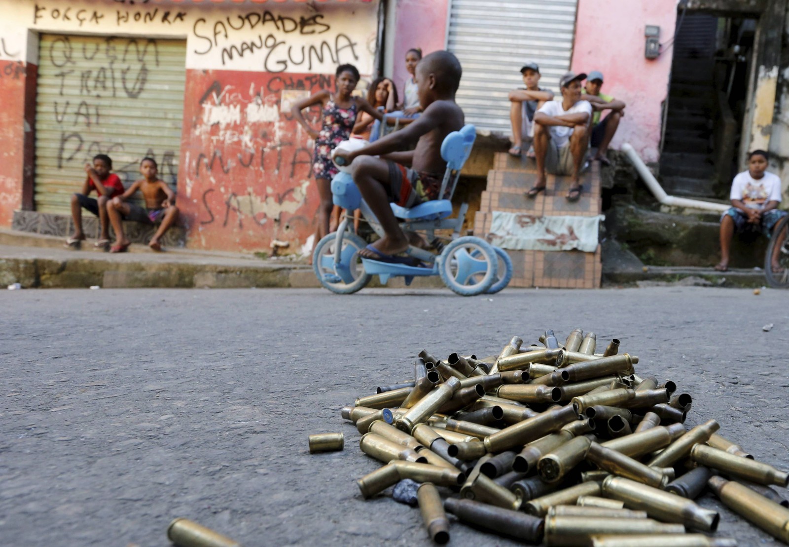 Mangueira em Guerra. Tiroteio entre polícia militar e traficante deixa Mãe e filha mortas na comunidade. (Foto tirada em 30/06/2017, no Rio de Janeiro) — Foto: Domingos Peixoto / Agência O Globo