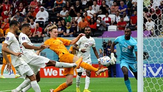 Meia Frenkie De Jong empurra bola para dentro do gol sem goleiro e amplia placar:  2 a 0 — Foto: GIUSEPPE CACACE/AFP