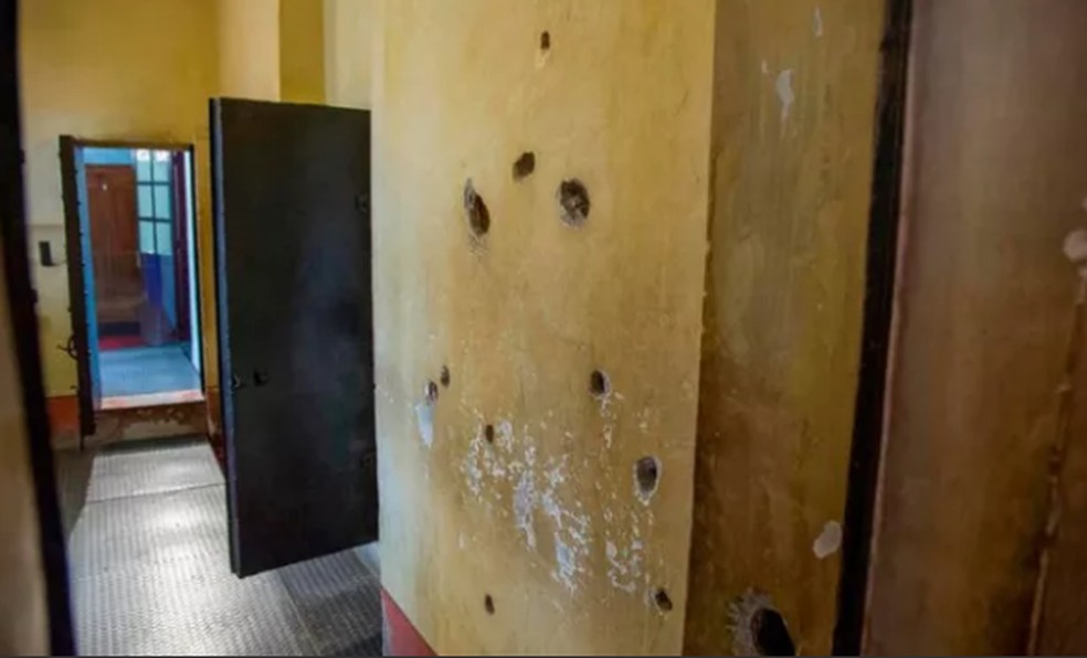 Buracos de bala deixados por atentado na casa de Trotsky na Cidade do México — Foto: Claudio Cruz/AFP