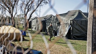 A member of the Mexican Navy crosses a temporary shelter on the border between Mexico and the United States, in Matamoros, Mexico, 01/22/2025 — Photo: Quetzalli Blanco / AFP