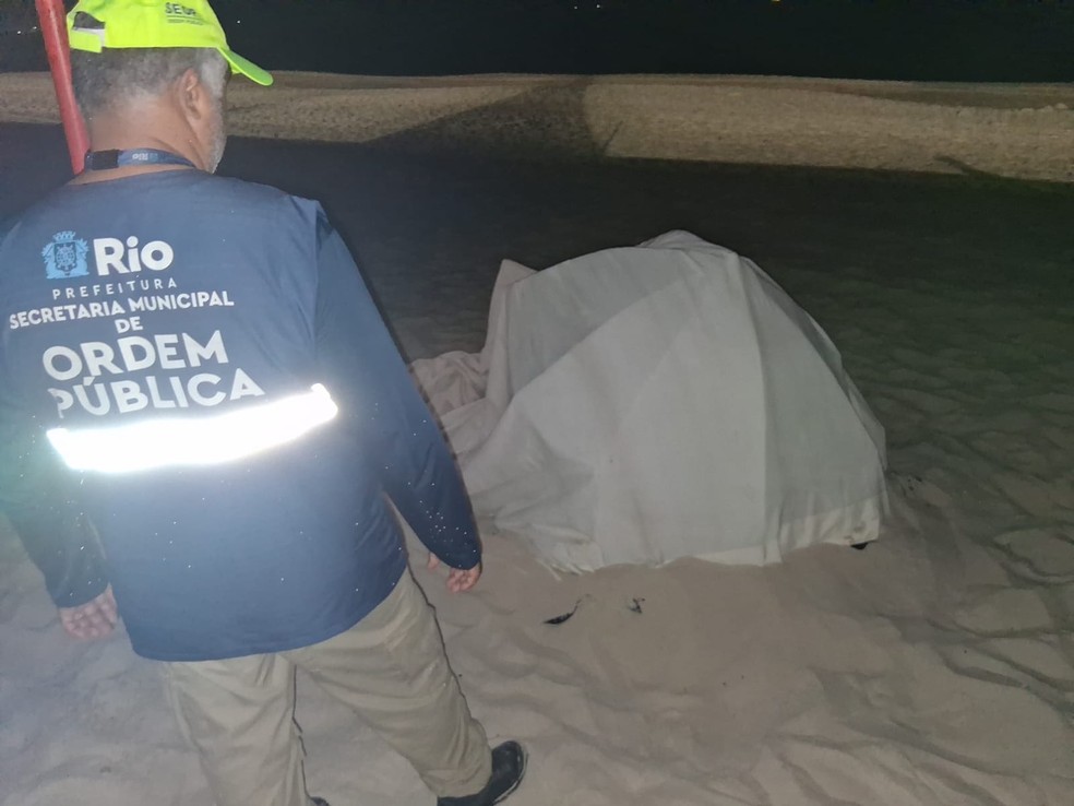 Camping on Copacabana Beach — Photo: Disclosure/Seop