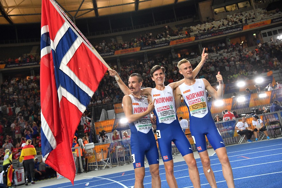 Henrik Ingebrigtsen, da Noruega, Jakob Ingebrigtsen e Filip Ingebrigtsen, da Noruega, comemoram após a corrida final masculina de 1500m durante o Campeonato Europeu de Atletismo — Foto: Andrej ISAKOVIC / AFP