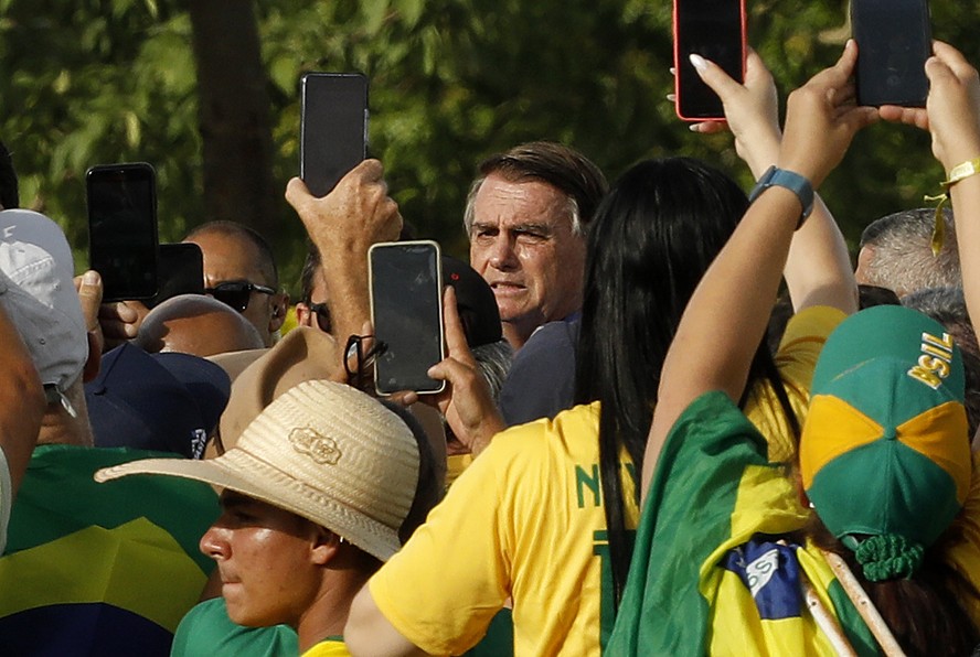 Bolsonaro fala com apoiadores no Palácio da Alvorada