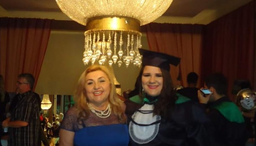 Fátima Albuquerque e a filha, Arianne Albuquerque, durante a formatura dela em Medicina: Arianne foi uma das 62 vítimas do voo 2283, da Voepass, que caiu em 9 de agosto de 2024 — Foto: Arquivo pessoal