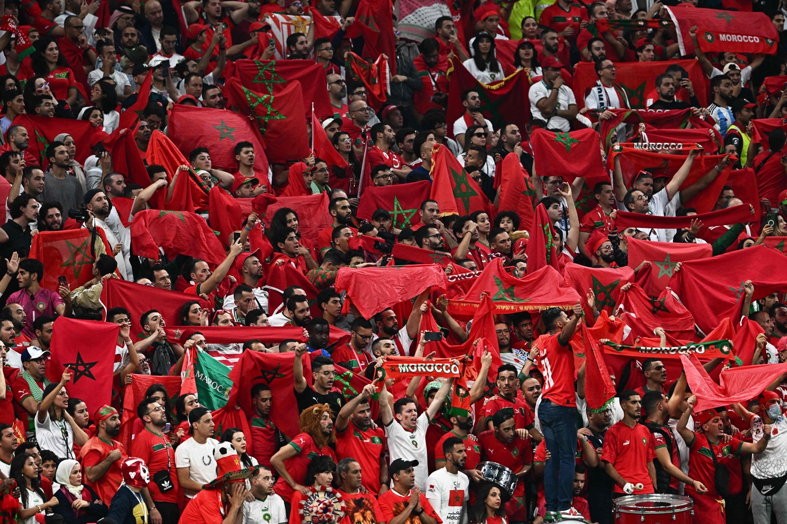 Vibração da torcida marroquina no Estádio Al-Bayt, em Al Khor — Foto: GABRIEL BOUYS / AFP