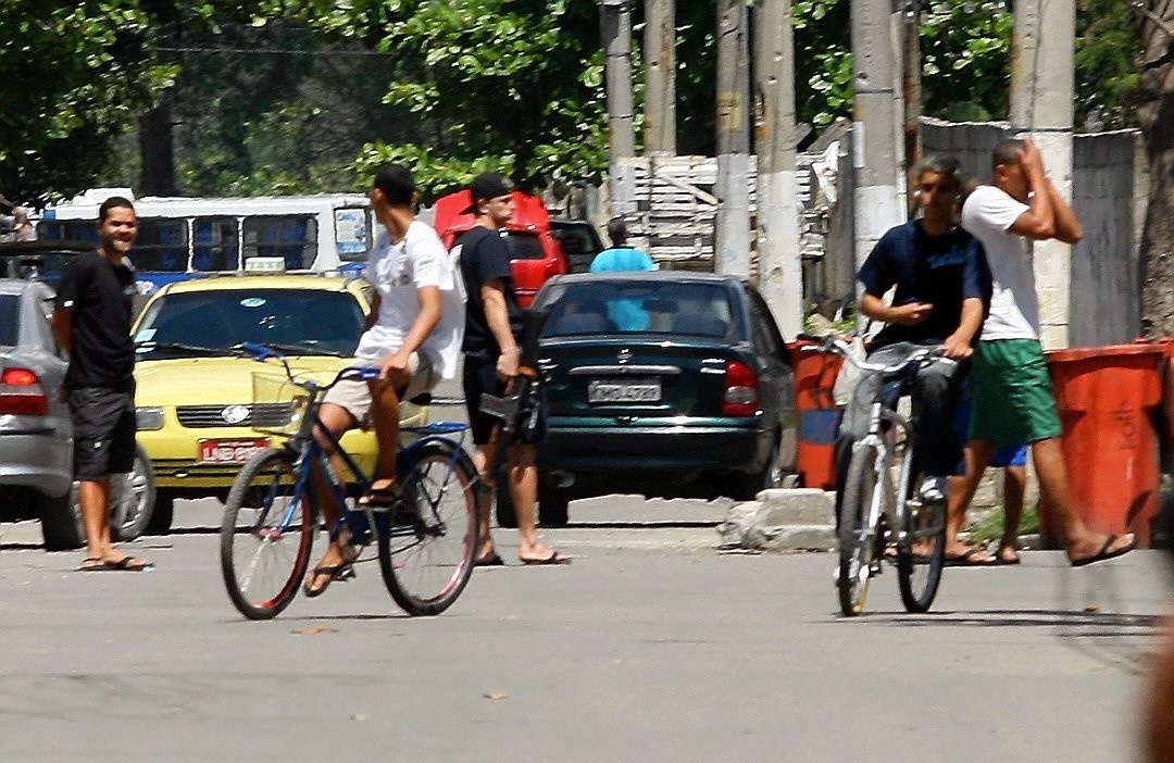 A candidata do PSOL senadora Heloísa Helena faz campanha no Complexo da Maré. Durante a carreata no Conjunto Esperança, a candidata passou por traficantes armados. (Foto tirada em 27/09/2006, no Rio de Janeiro) — Foto: Márcia Foletto/ Agência O Globo