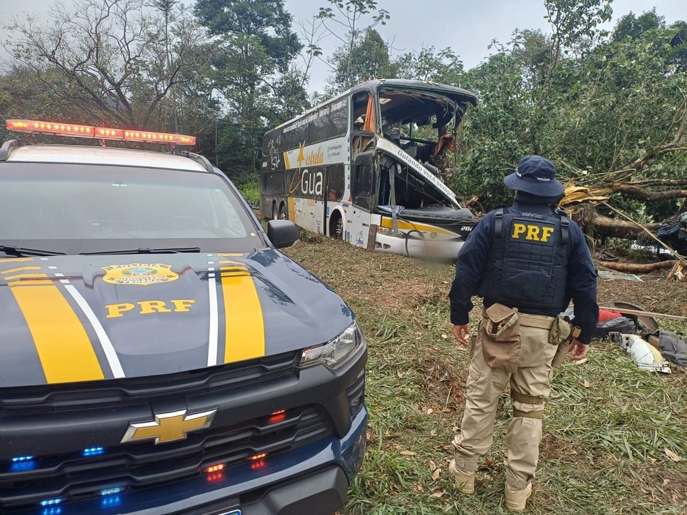 Policiais rodovi&aacute;rios federais atuam no local do acidente com &ocirc;nibus que tombou no km 91 da BR-040, em Petr&oacute;polis, na madrugada deste domingo &mdash; Foto: Divulga&ccedil;&atilde;o/PRF