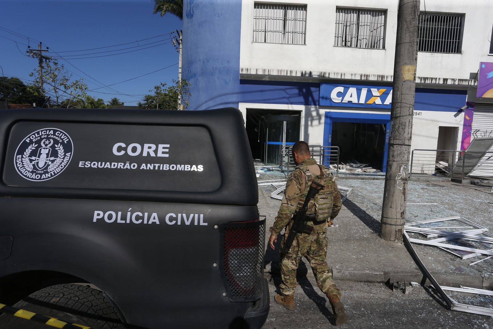 Criminosos explodiram, na madrugada desta sexta-feira, duas agências bancárias no bairro da Taquara, em Jacarepaguá, Zona Oeste da cidade — Foto: Fabiano Rocha/Agência O Globo