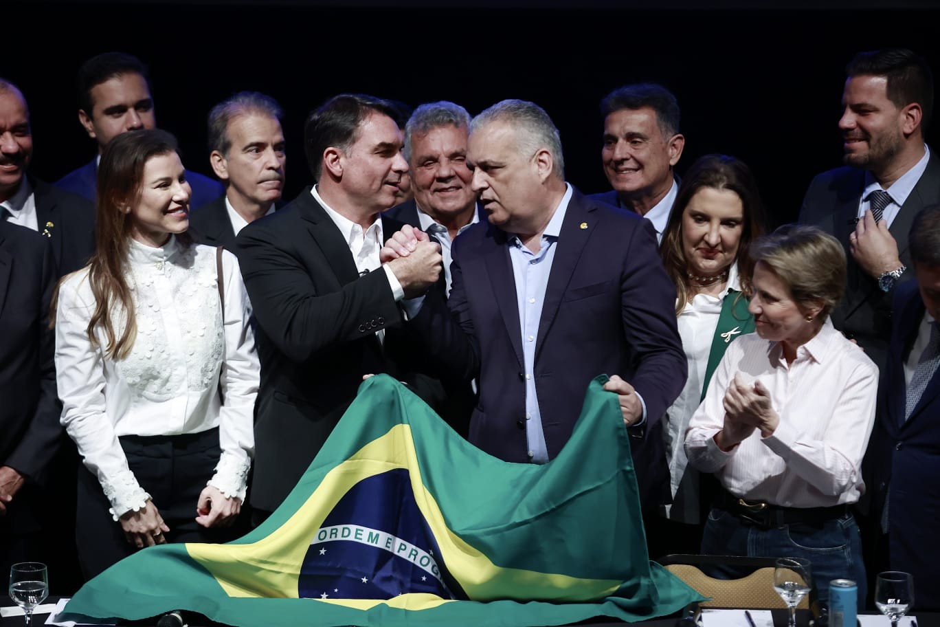 Campanha de Flávio avalia levar Lulinha para estreia do horário eleitoral e planeja ofensiva nas redes - QTU Questões do Universo