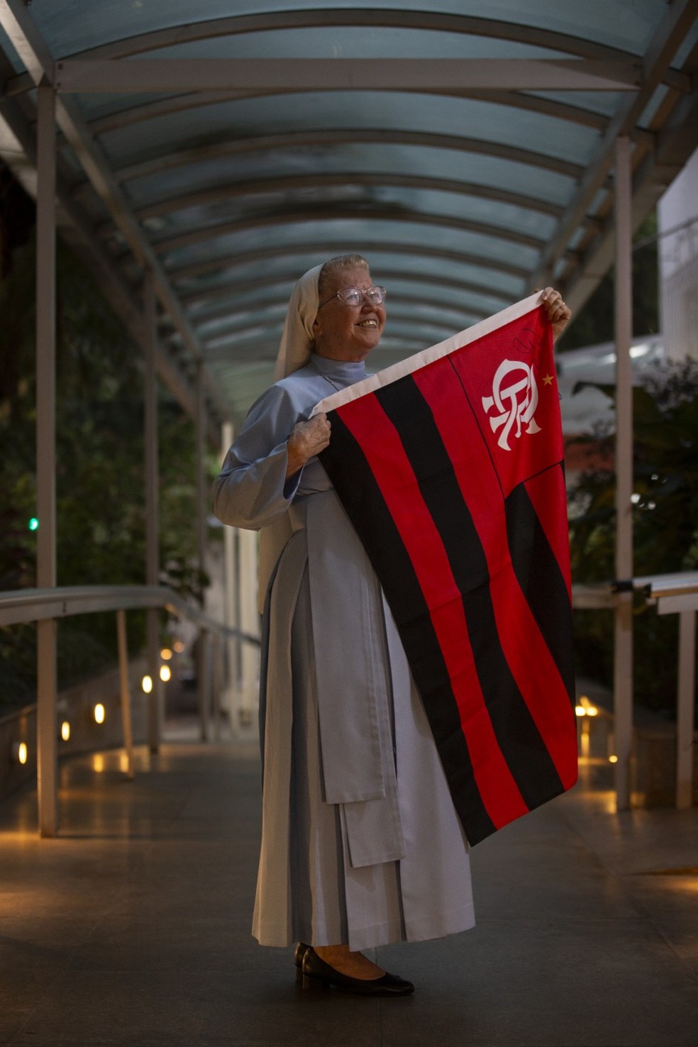Irmã Ana com a bandeira do Flamengo — Foto: Alexandre Cassiano
