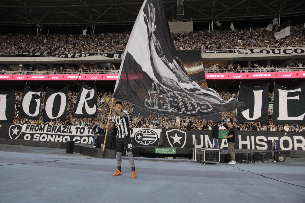 Igor Jesus balança bandeira em sua homenagem — Foto: Alexandre Cassiano