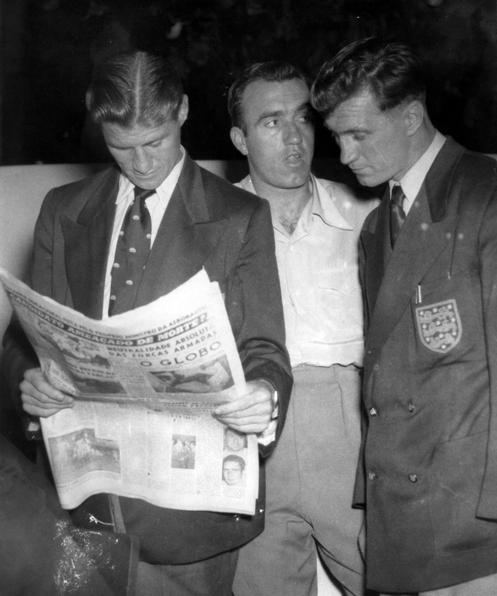 Jogadores da seleção inglesa lendo O GLOBO ao desembarcar no Brasil para a Copa de 1950 — Foto: Agência O GLOBO