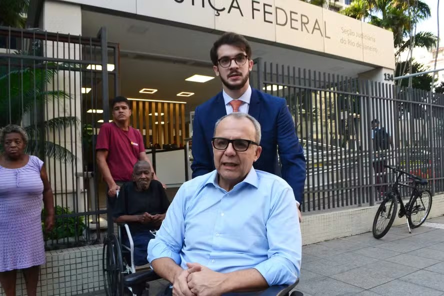 Sérgio Cabral saindo 7ª Vara Criminal Federal, no centro do Rio