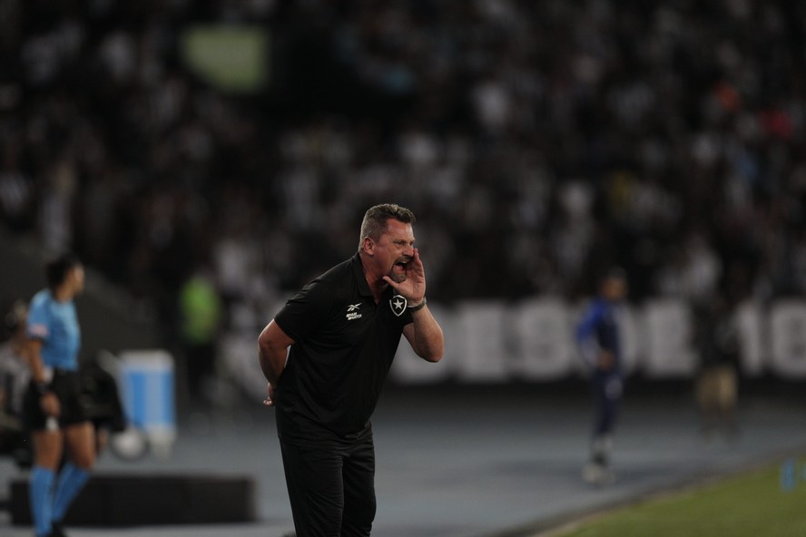 Fábio Matias oficializa fim de passagem como interino no Botafogo