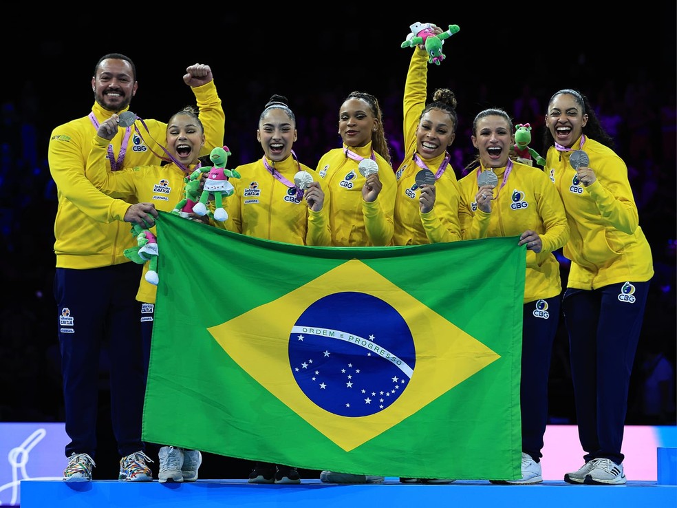 Brasil com a prata no pódio do Mundial de Ginástica Artística da Antuérpia — Foto: Ricardo Bufolin/Divulgação CBGin
