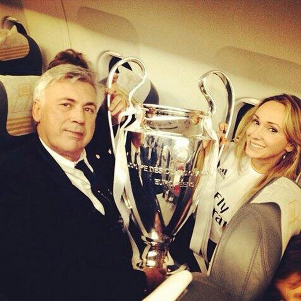 Carlo Ancelotti e MariannMcClay com o troféu da Champions League — Foto: Reprodução X