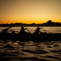 O nascer do sol na praia da Urca é uma motivação a mais para a prática da canoa havaiana — Foto: Hermes de Paula / Agência O Globo