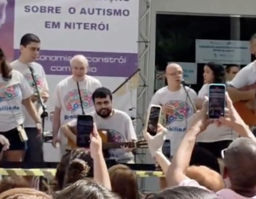 Banda de adultos neurodivergentes abre congresso internacional sobre autismo em Niterói - QTU Questões do Universo