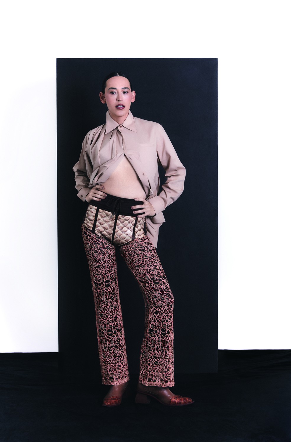 Gabb usa camisa, calça e sunga e botas, tudo Misci — Foto: Henrique Tarricone