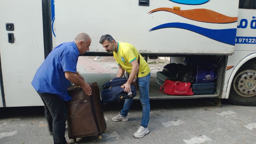 Brasileiros alojados em escola católica de Gaza começam a embarcar em ônibus do governo brasileiro